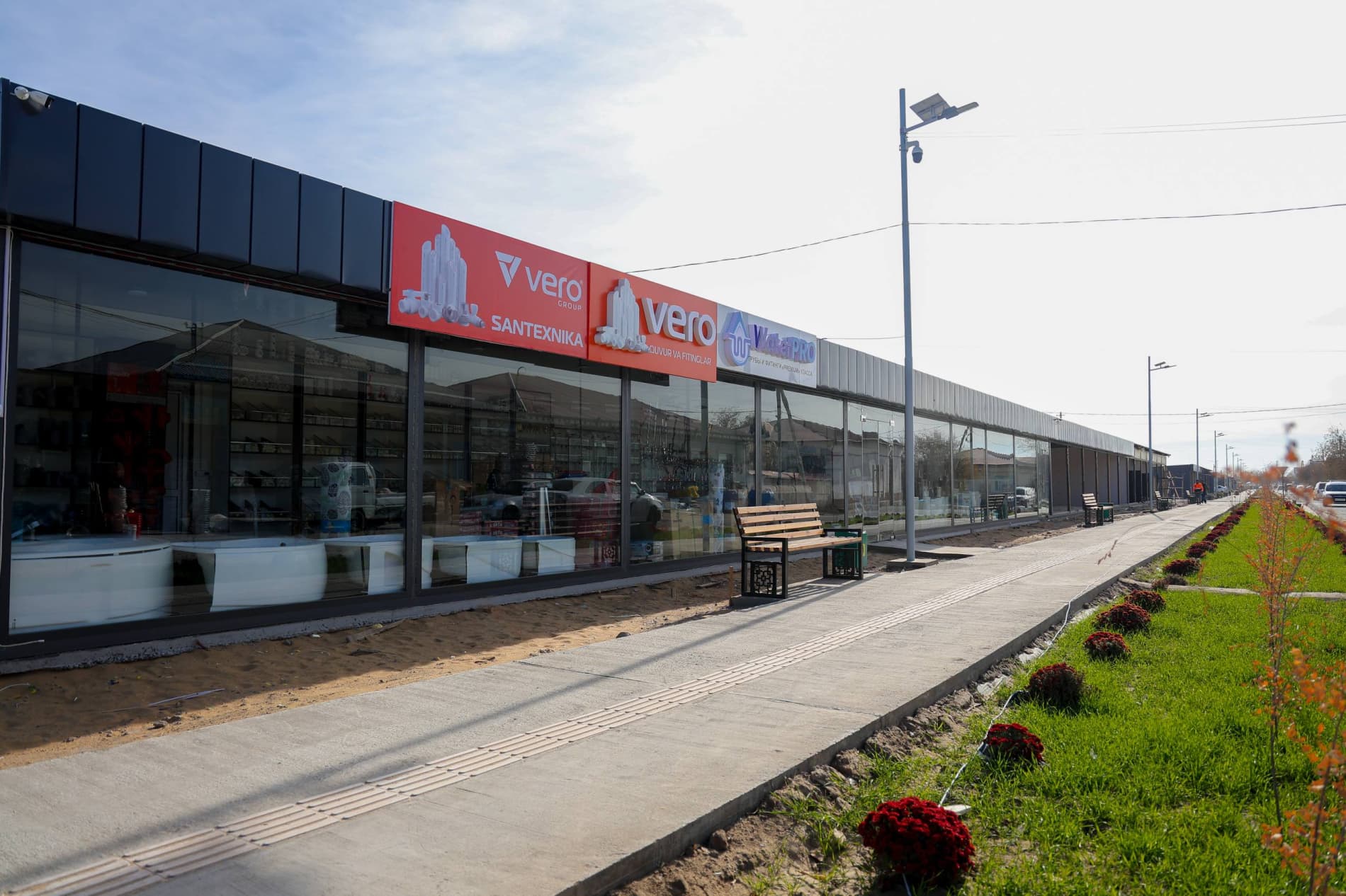 Bog‘ot tumani markazidagi “Sohil bo‘yi” ko‘chasida namunaviy loyiha asosida 24/7 rejimida ishlaydigan savdo va xizmat ko‘rsatish shaxobchalari tashkil qilinmoqda.