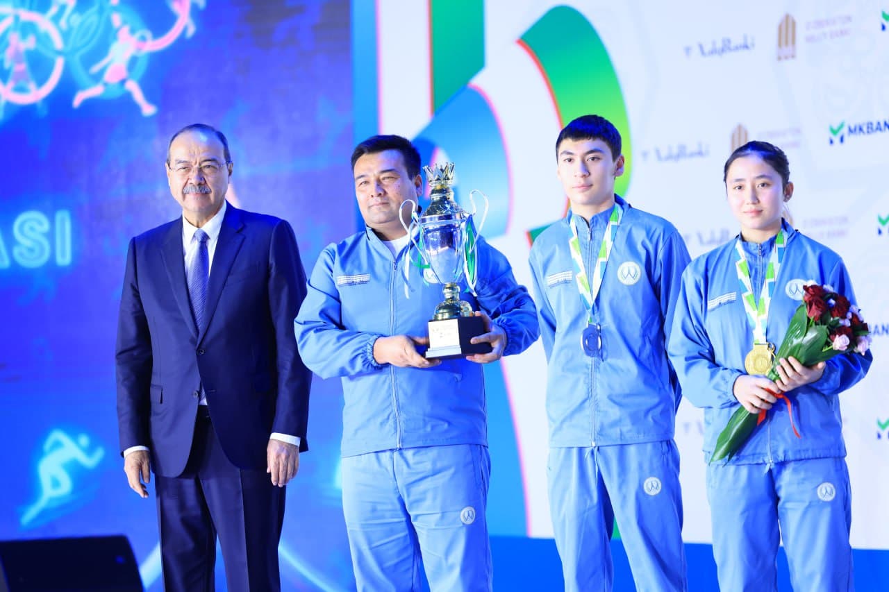 “Prezident Olimpiadasi” sport musobaqalarida umumjamoa hisobida g’olib va sovrindor bo‘lgan hududiy sport delegatsiyalar tantanali taqdirlandi.