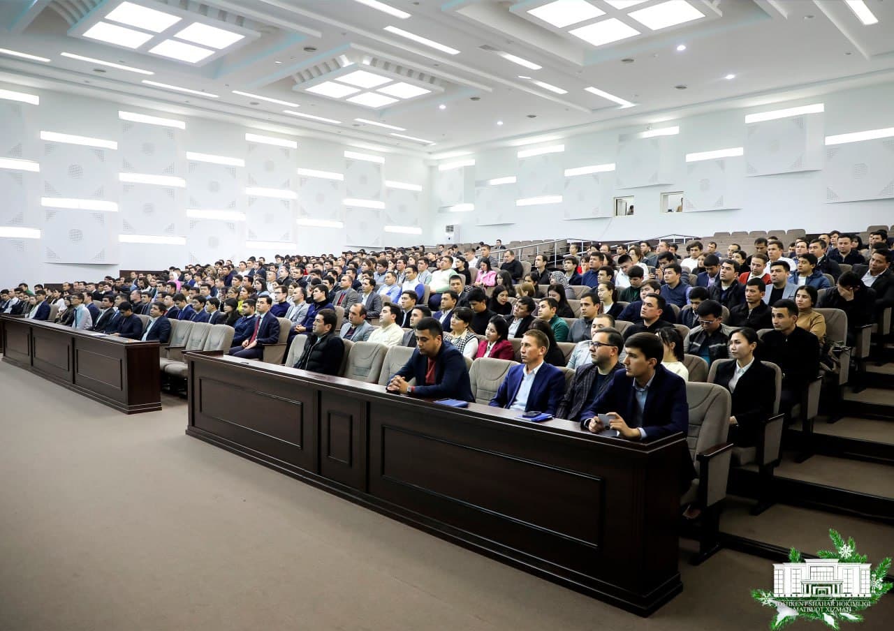 Today, in the meeting hall of the Tashkent State University of Economics, the Mayor of Tashkent Shavkat Umurzakov had a meeting with young people.