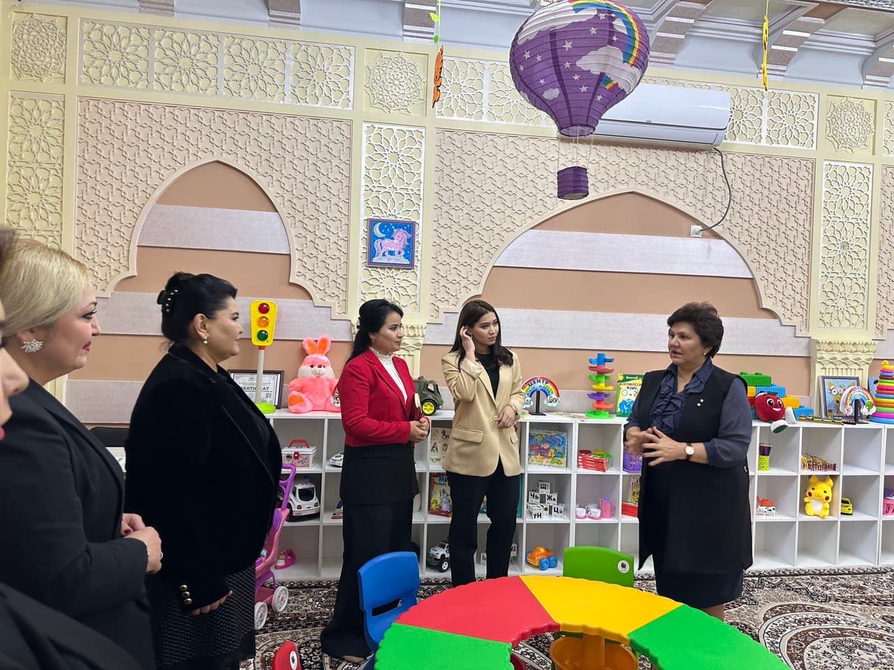 2024 йил — "Ёшлар ва бизнесни қўллаб-қувватлаш йили"нинг бошида Тошкент шаҳрида ёш тадбиркор Д. Назирова раҳбарлигида 100 ўринга мўлжалланган мактабгача таълим ташкилоти болажонлар учун ўз эшикларини очди.