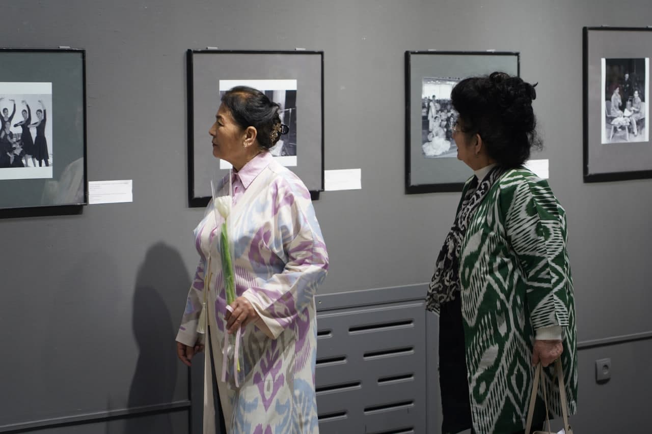Toshkent Fotosuratlar uyida “Oʻzbek ayoli – oʻtmish, nafosat, kelajak ramzi” shiori ostida “OILA VA JAMIYATNI MUSTAHKAMLASHDA AYOLLAR O‘RNI” nomli fotoko‘rgazmasining ochilish marosimi boʻlib oʻtdi.