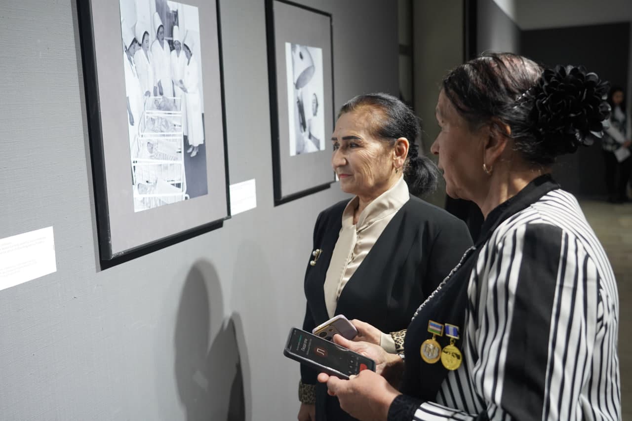 Toshkent Fotosuratlar uyida “Oʻzbek ayoli – oʻtmish, nafosat, kelajak ramzi” shiori ostida “OILA VA JAMIYATNI MUSTAHKAMLASHDA AYOLLAR O‘RNI” nomli fotoko‘rgazmasining ochilish marosimi boʻlib oʻtdi.