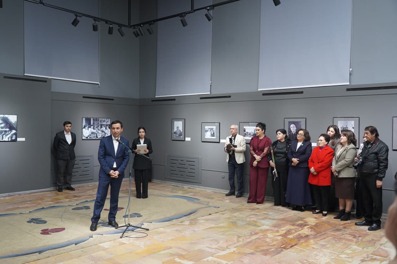 Toshkent Fotosuratlar uyida “Oʻzbek ayoli – oʻtmish, nafosat, kelajak ramzi” shiori ostida “OILA VA JAMIYATNI MUSTAHKAMLASHDA AYOLLAR O‘RNI” nomli fotoko‘rgazmasining ochilish marosimi boʻlib oʻtdi.