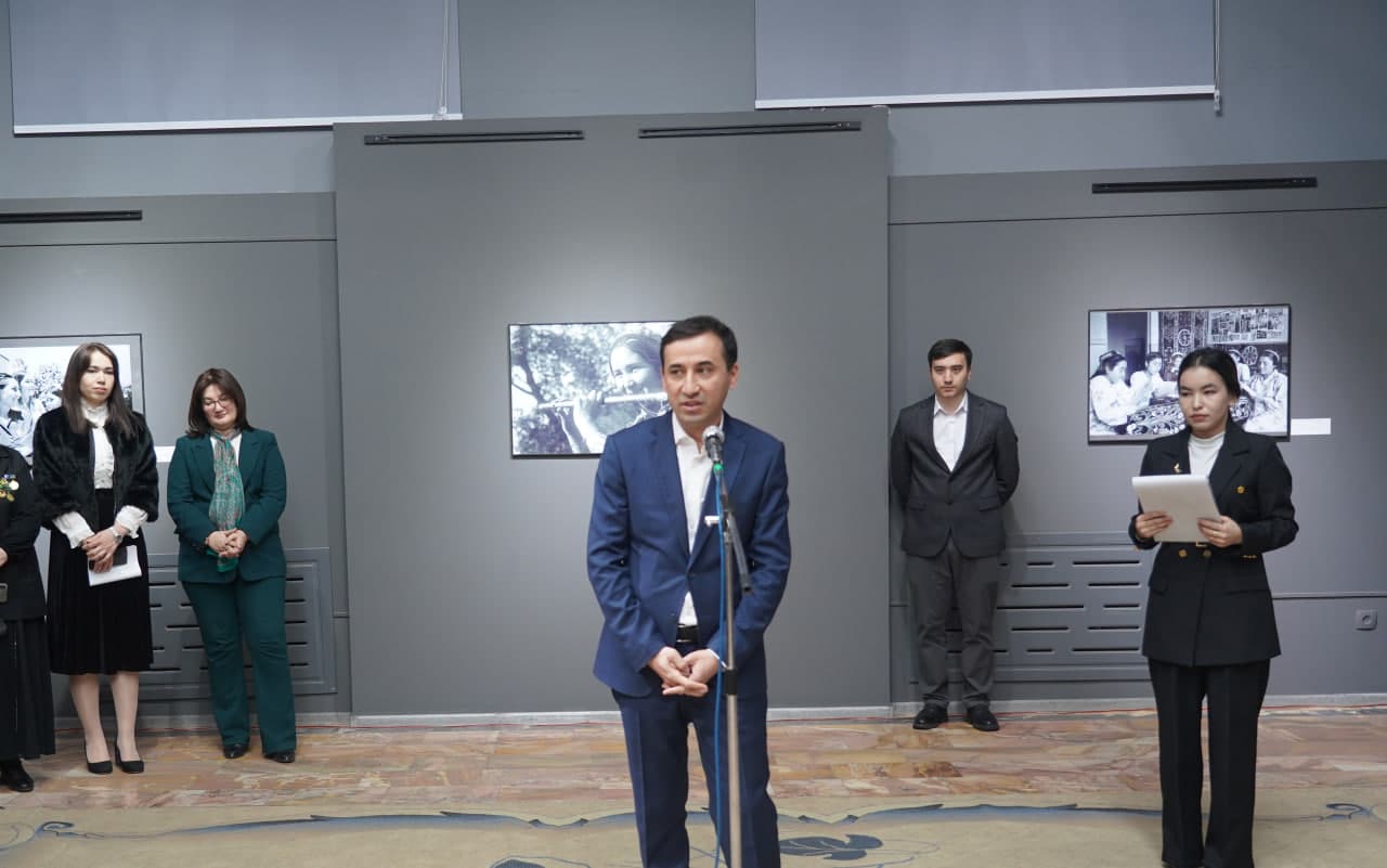 Toshkent Fotosuratlar uyida “Oʻzbek ayoli – oʻtmish, nafosat, kelajak ramzi” shiori ostida “OILA VA JAMIYATNI MUSTAHKAMLASHDA AYOLLAR O‘RNI” nomli fotoko‘rgazmasining ochilish marosimi boʻlib oʻtdi.