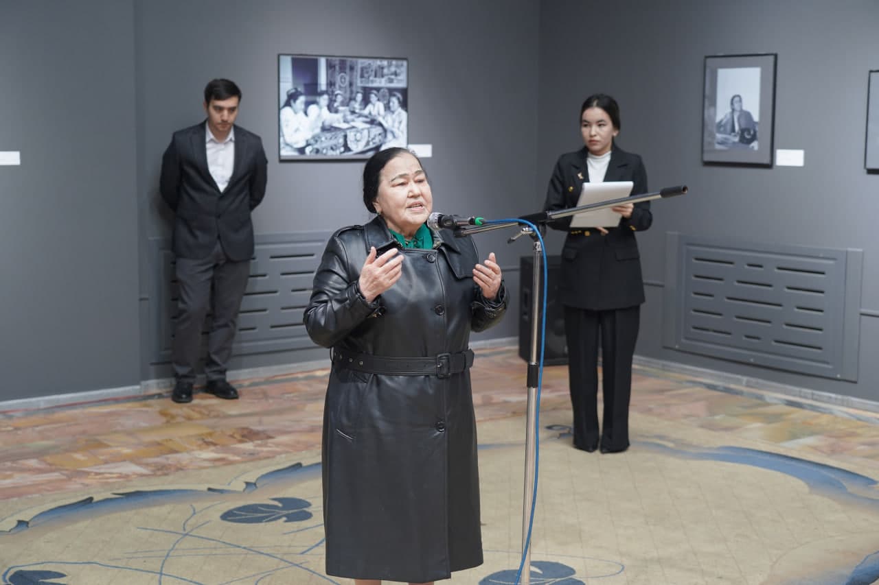 Toshkent Fotosuratlar uyida “Oʻzbek ayoli – oʻtmish, nafosat, kelajak ramzi” shiori ostida “OILA VA JAMIYATNI MUSTAHKAMLASHDA AYOLLAR O‘RNI” nomli fotoko‘rgazmasining ochilish marosimi boʻlib oʻtdi.
