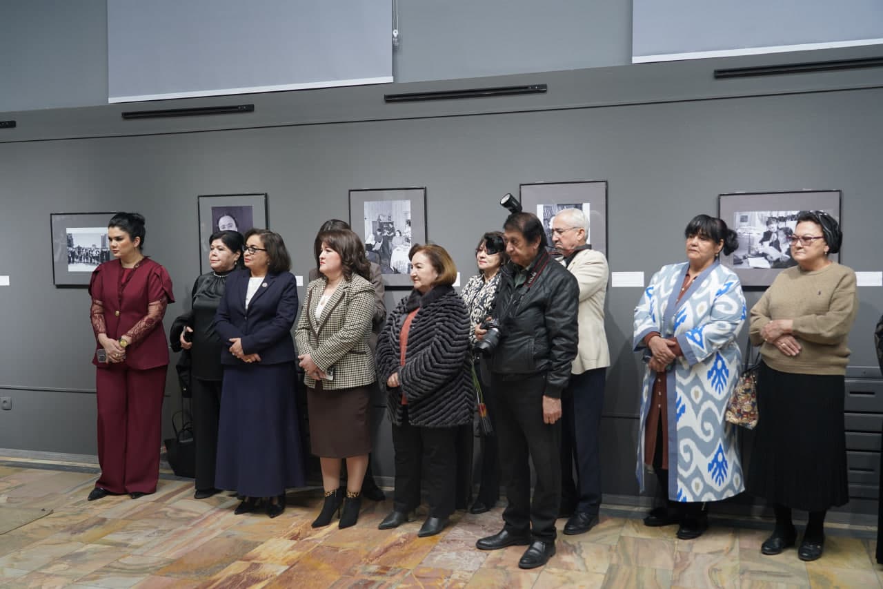 Toshkent Fotosuratlar uyida “Oʻzbek ayoli – oʻtmish, nafosat, kelajak ramzi” shiori ostida “OILA VA JAMIYATNI MUSTAHKAMLASHDA AYOLLAR O‘RNI” nomli fotoko‘rgazmasining ochilish marosimi boʻlib oʻtdi.