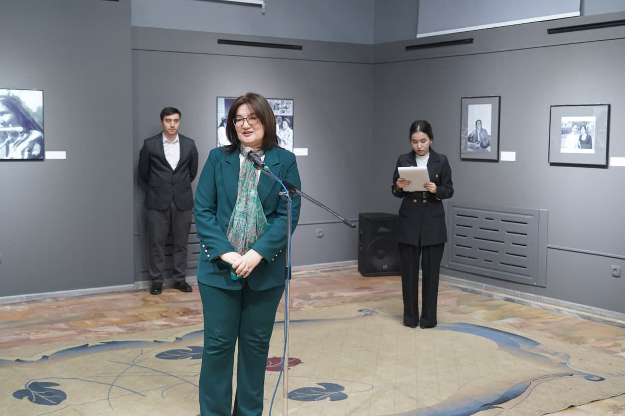 Toshkent Fotosuratlar uyida “Oʻzbek ayoli – oʻtmish, nafosat, kelajak ramzi” shiori ostida “OILA VA JAMIYATNI MUSTAHKAMLASHDA AYOLLAR O‘RNI” nomli fotoko‘rgazmasining ochilish marosimi boʻlib oʻtdi.