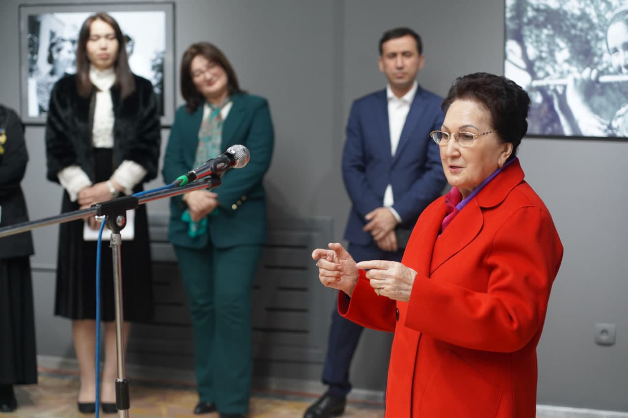 Toshkent Fotosuratlar uyida “Oʻzbek ayoli – oʻtmish, nafosat, kelajak ramzi” shiori ostida “OILA VA JAMIYATNI MUSTAHKAMLASHDA AYOLLAR O‘RNI” nomli fotoko‘rgazmasining ochilish marosimi boʻlib oʻtdi.