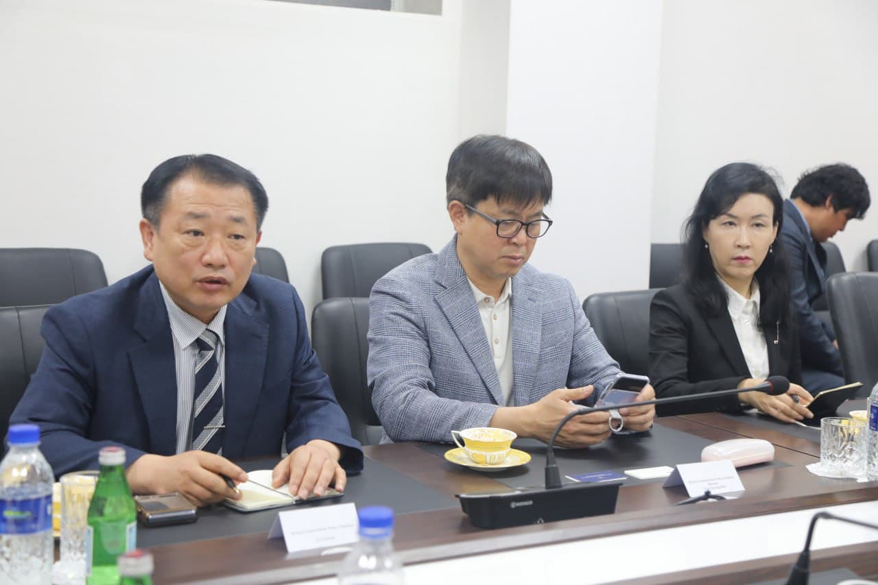 Seuldagi navbatdagi uchrashuvlar Koreya Respublikasi Qurilish uyushmasi rahbari hamda Koreya Xorijiy sanoat ishchilari milliy ittifoqi raisi bilan boʻlib oʻtdi. 