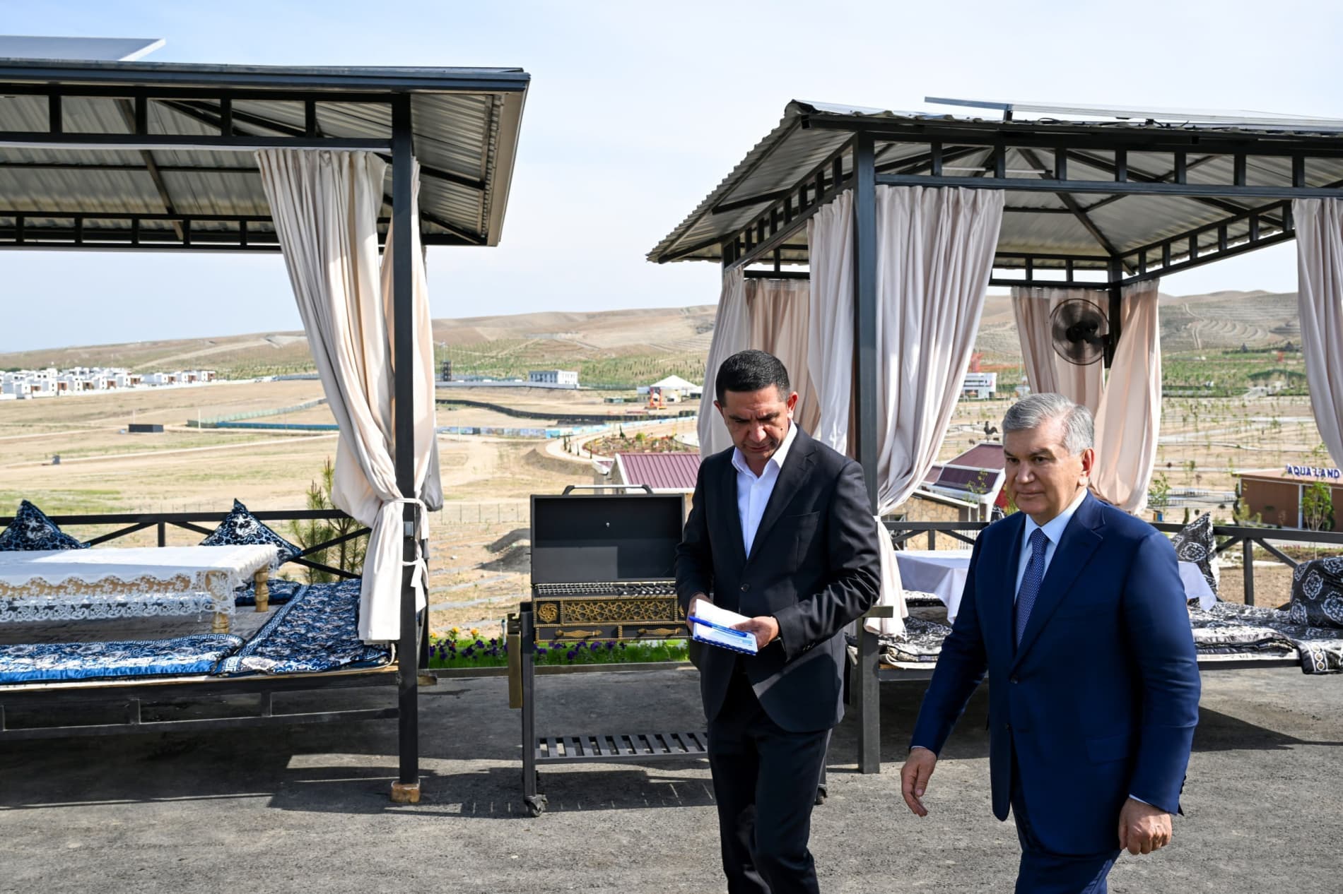 Prezident Shavkat Mirziyoyev Fargʻonada barpo etilayotgan turizm majmuasi bilan tanishdi