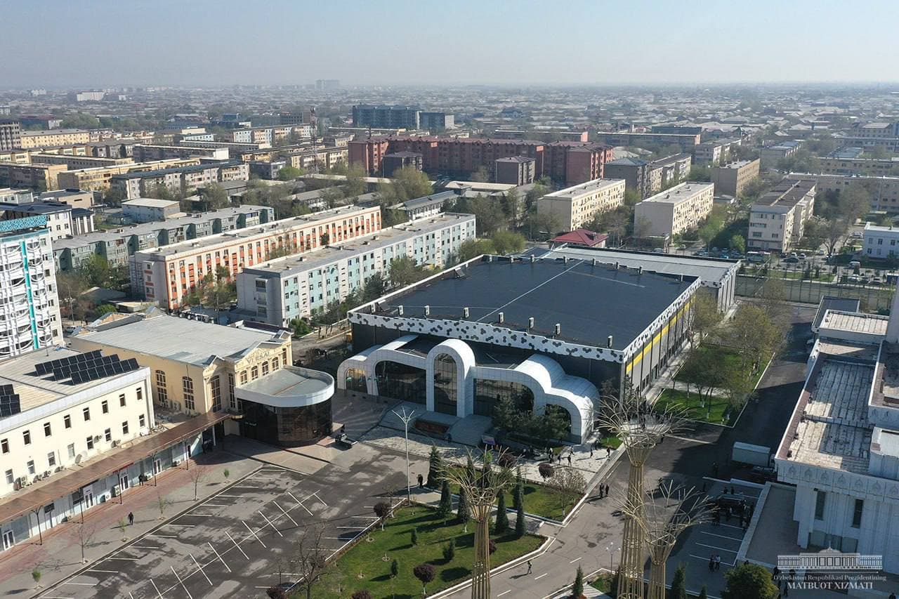 Prezident Shavkat Mirziyoev Jizzax shahrida barpo etilgan Kibersport arenasida yoshlar bilan uchrashdi