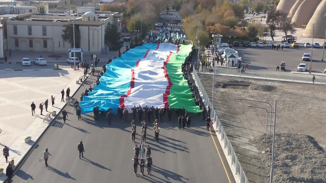 Мағрур ҳилпирагин, юртим байроғи!