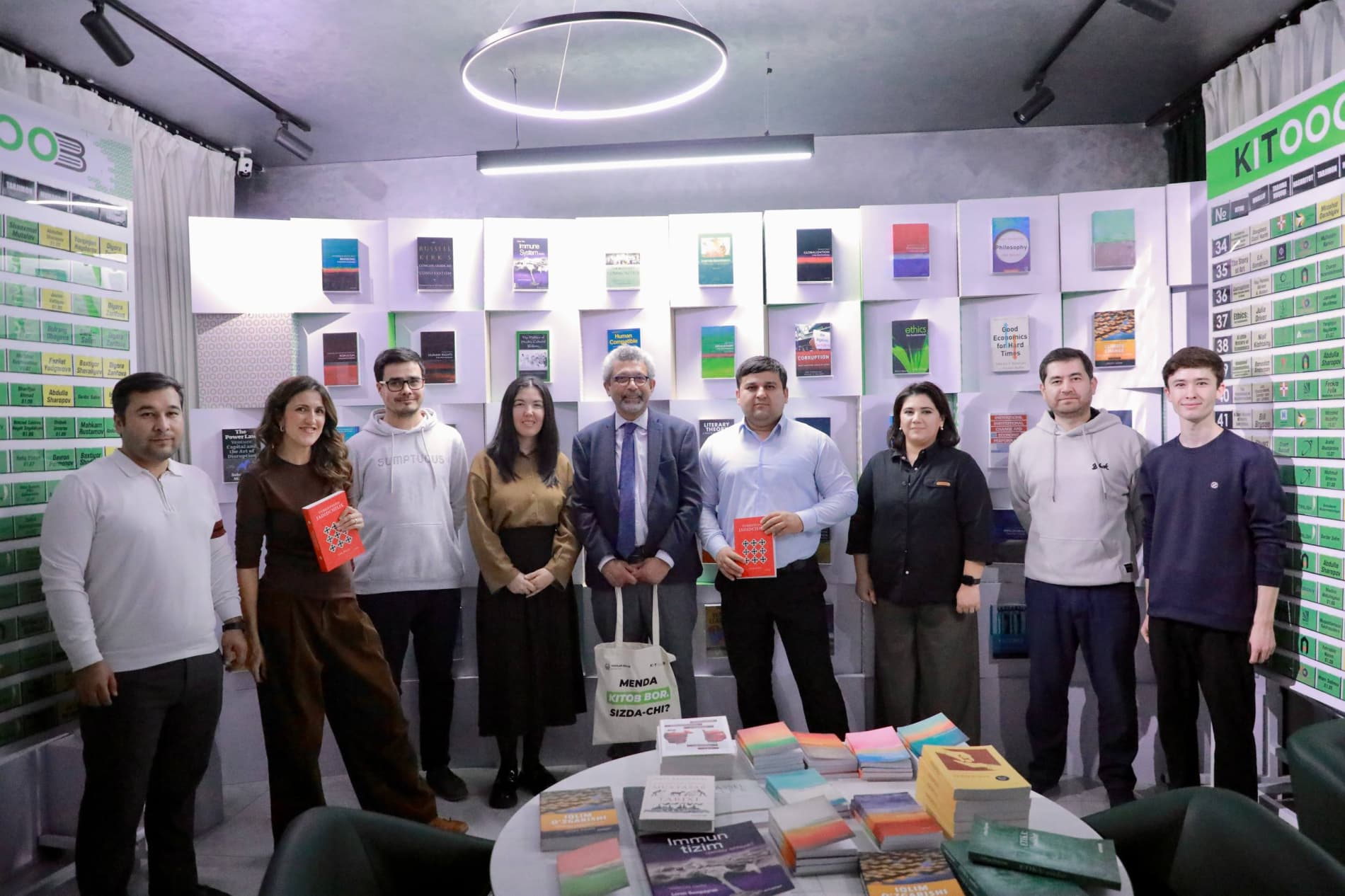 Adib Xolid Yoshlar ishlari agentligiga tashrif buyurdi