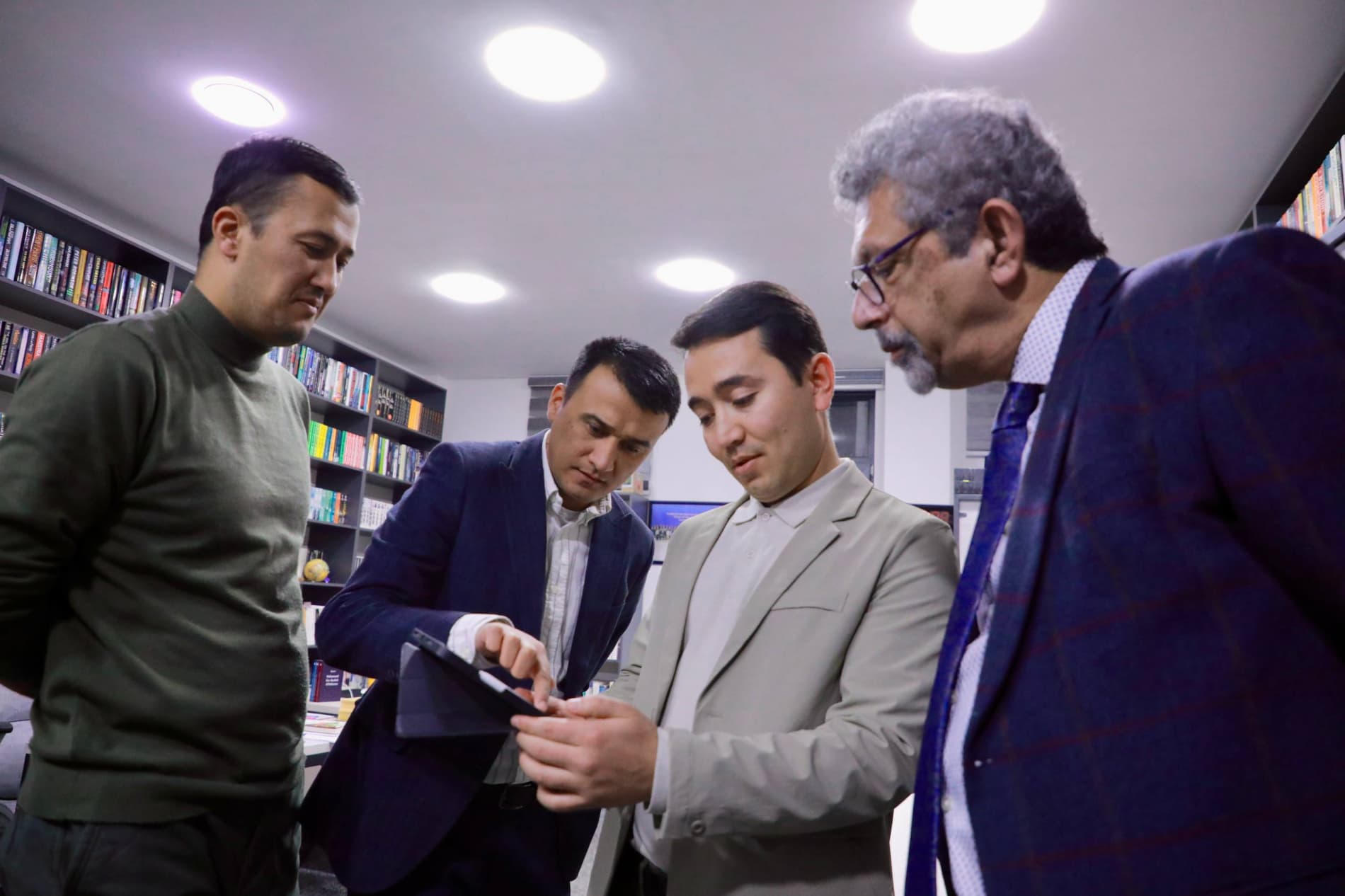 Adib Xolid Yoshlar ishlari agentligiga tashrif buyurdi