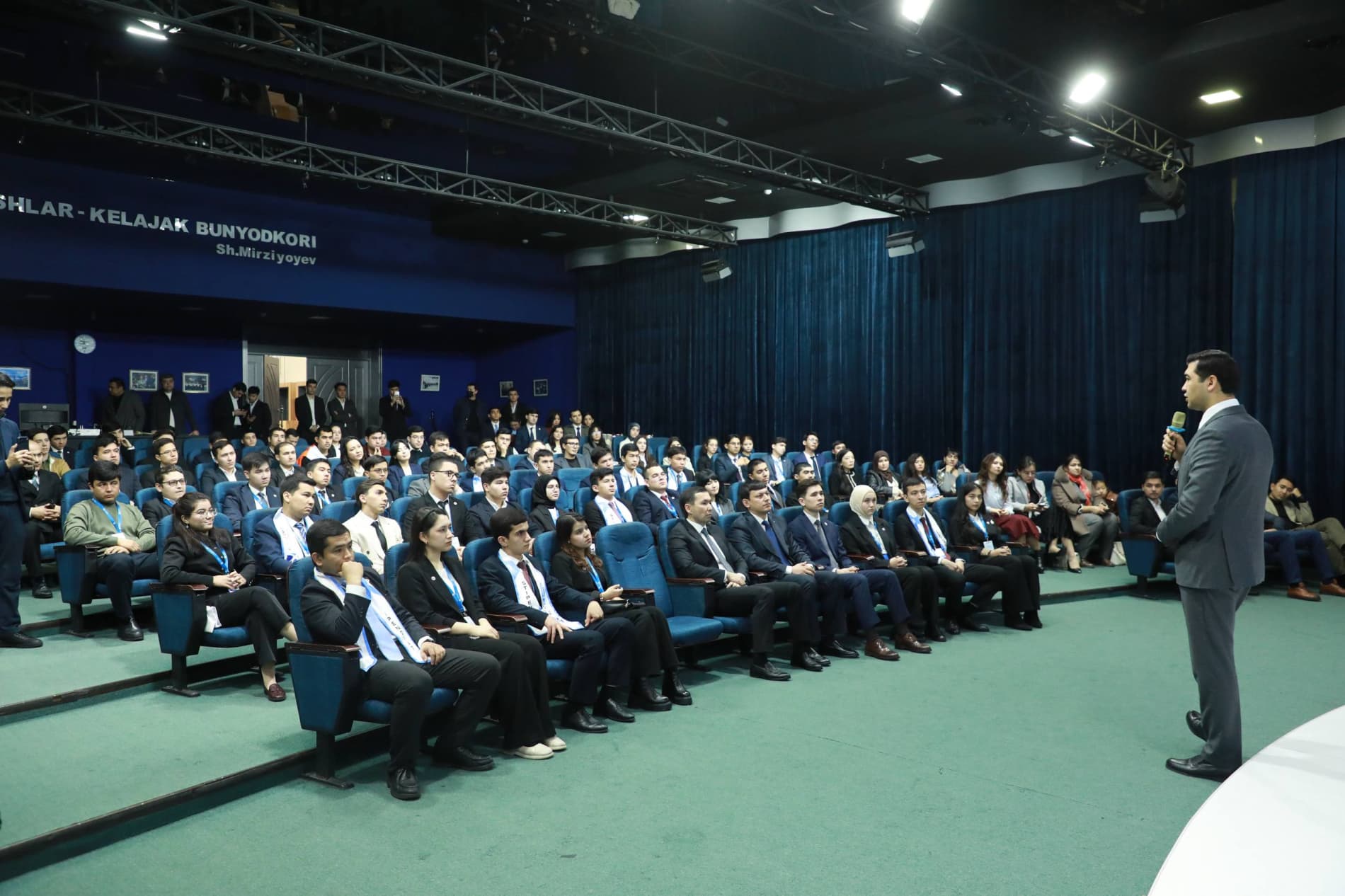 “El-yurt umidi” stipendiatlari Yoshlar ishlari agentligida