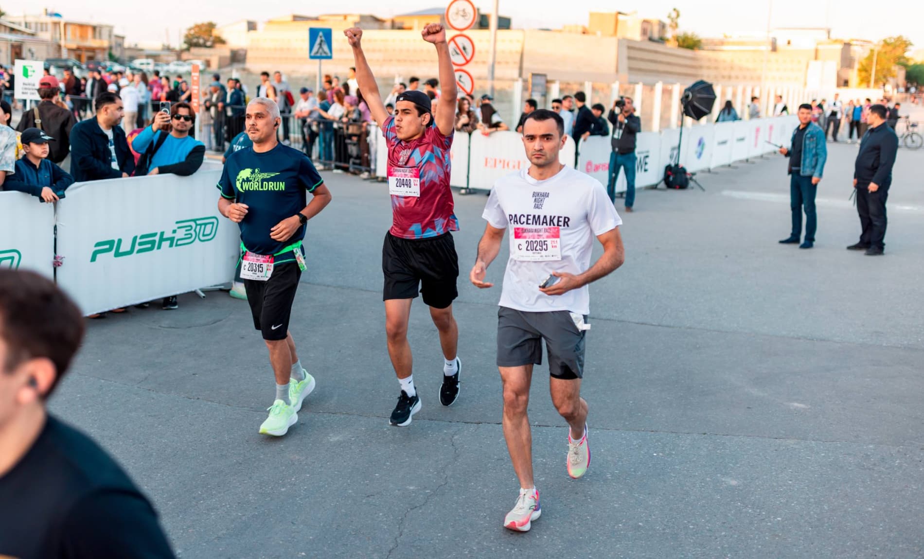 Uzcosmos agentligi xodimi Bukhara Night Race 2026 tungi yugurish poygasida yuqori natija qayd etib, yetakchilar safidan joy oldi