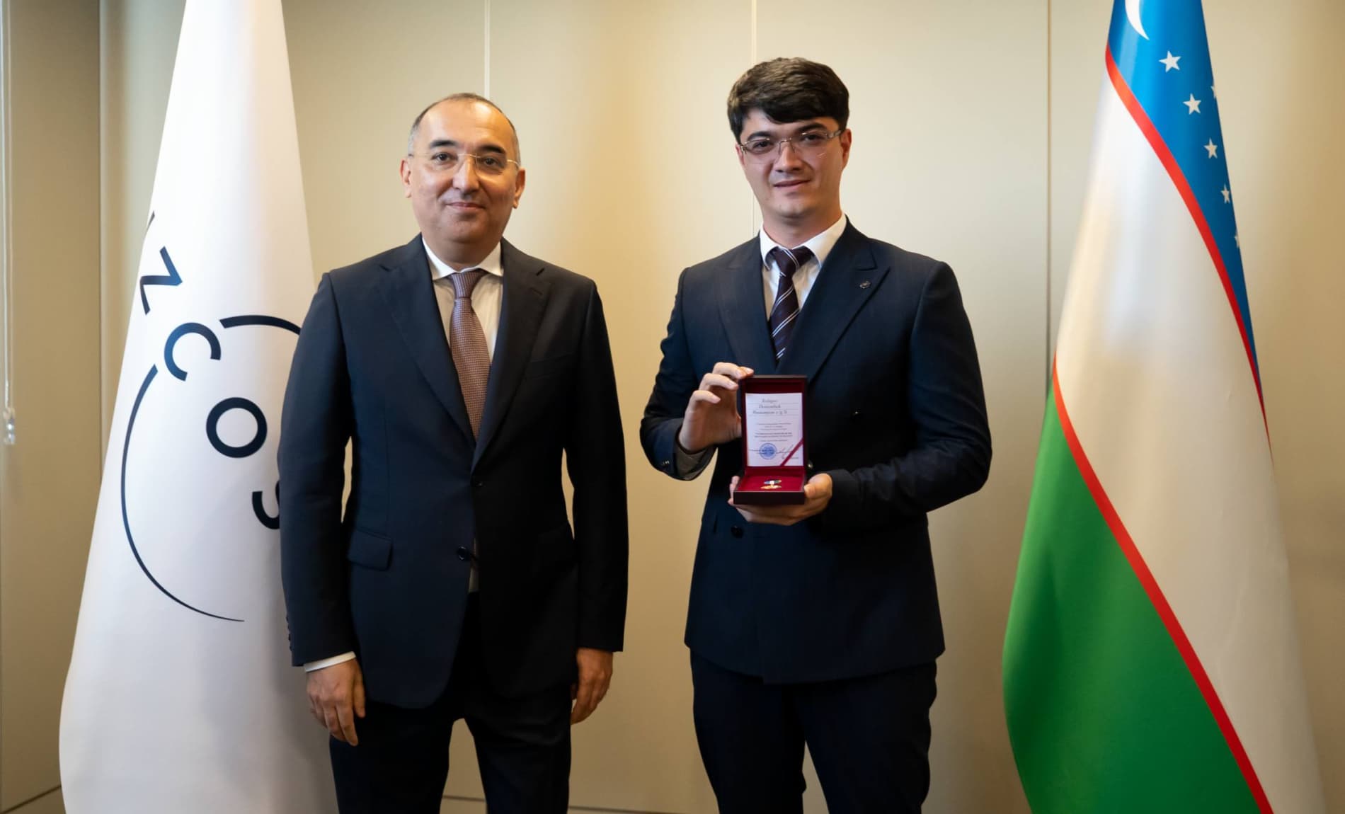“O‘zbekkosmos” agentligi xodimlari esdalik nishonlari bilan taqdirlandi