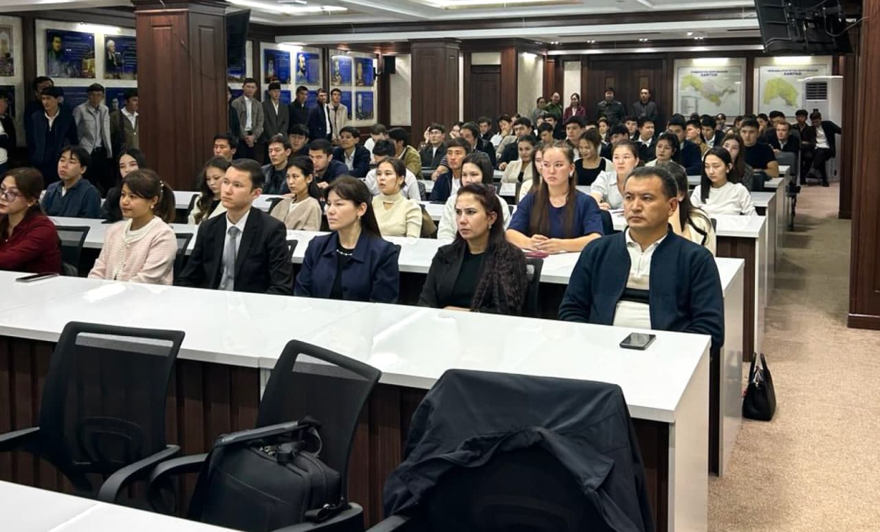 “O‘zbekkosmos” vakillari Qoraqalpoq davlat universiteti talabalari va professor-o‘qituvchilari bilan uchrashdi
