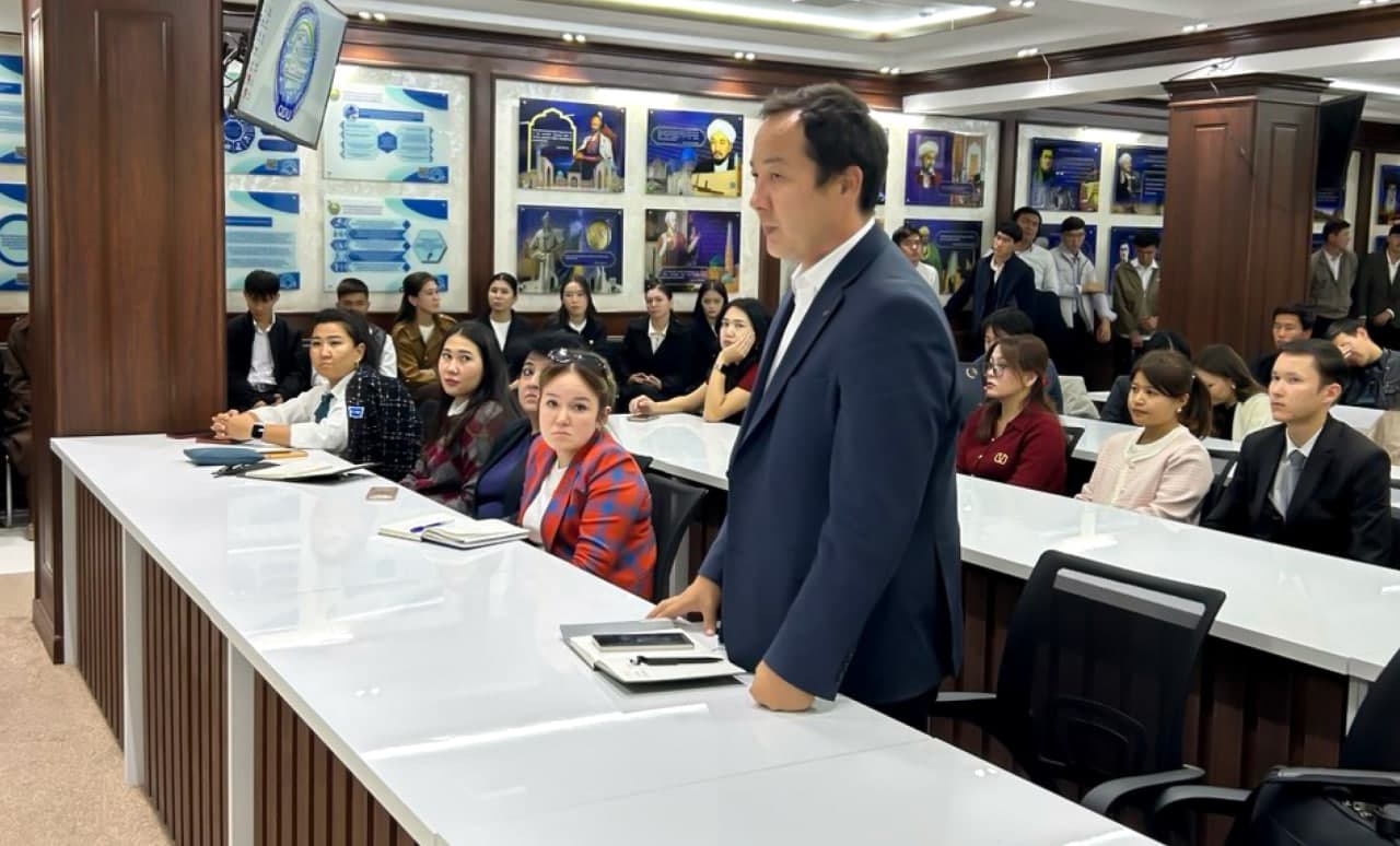 “O‘zbekkosmos” vakillari Qoraqalpoq davlat universiteti talabalari va professor-o‘qituvchilari bilan uchrashdi