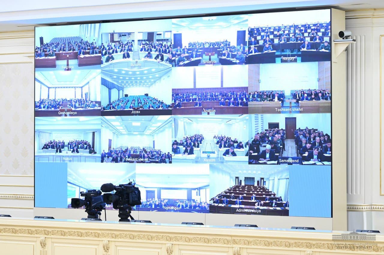 Bugun Shavkat Mirziyoyev raisligida “Yashil makon” loyihasi doirasida bahorgi ekish mavsumini tashkil qilish va chiqindilarni boshqarishni takomillashtirish yuzasidan videoselektor yigʻilishi boʻlib oʻtdi.
