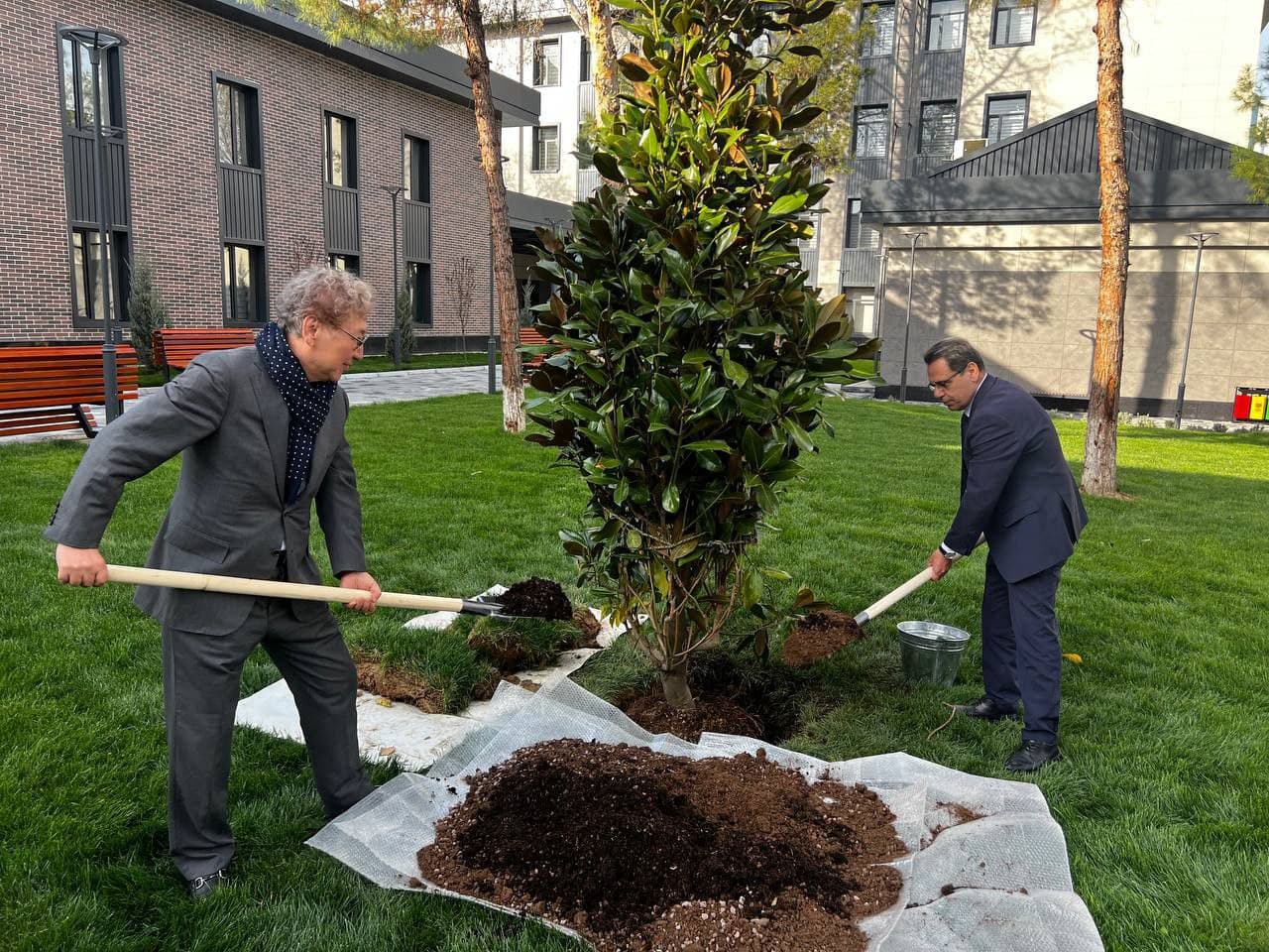 31 март куни Олий таълим, фан ва инновациялар вазири Шарипов Қўнғиротбой Тошкент халқаро университетида бўлди