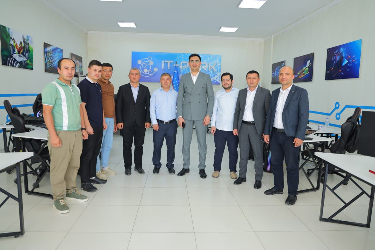 Vazir maslahatchisi Namangan va Farg‘ona viloyatidagi oliy ta’lim muassasalarida raqamlashtirish bo‘yicha olib borilayotgan ishlar bilan tanishdi