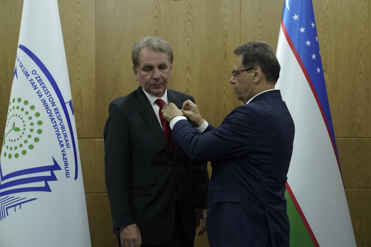 Вебстер университети президенти "Олий таълим аълочиси" кўкрак нишони билан тақдирланди