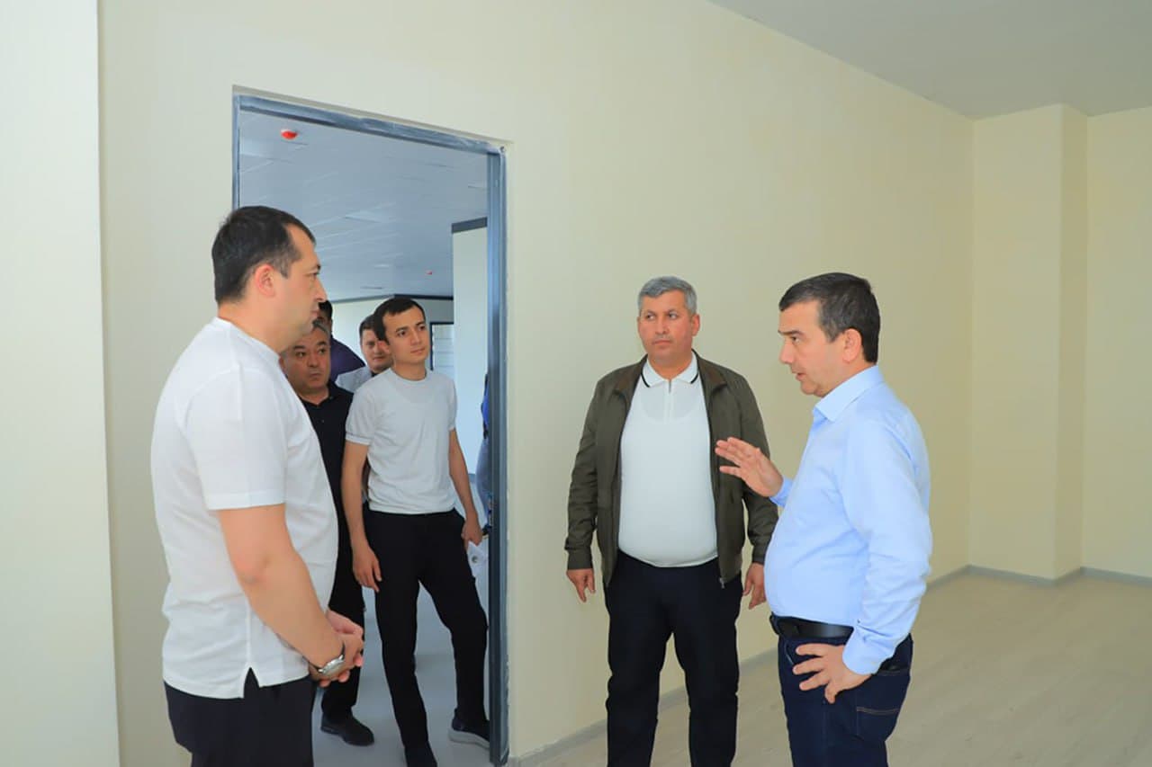 Заместитель министра ознакомился со строящимися зданиями и планируемыми проектами в вузах Бухары