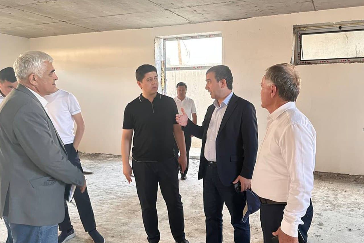 Заместитель министра ознакомился со строящимися зданиями и планируемыми проектами в вузах Бухары
