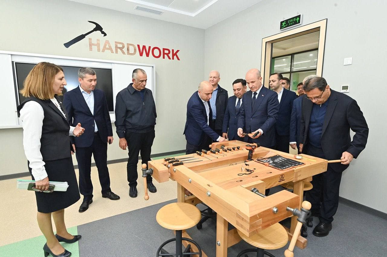 Oliy ta’lim, fan va innovatsiyalar vaziri Qorabog‘dagi Mirzo Ulug‘bek maktabiga tashrif buyurdi