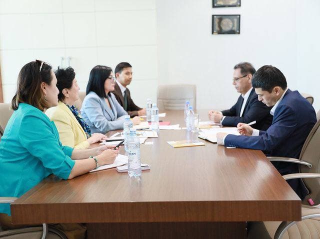 Vazir Qo‘ng‘irotboy Sharipov Nazarboyev universiteti faoliyati bilan tanishdi