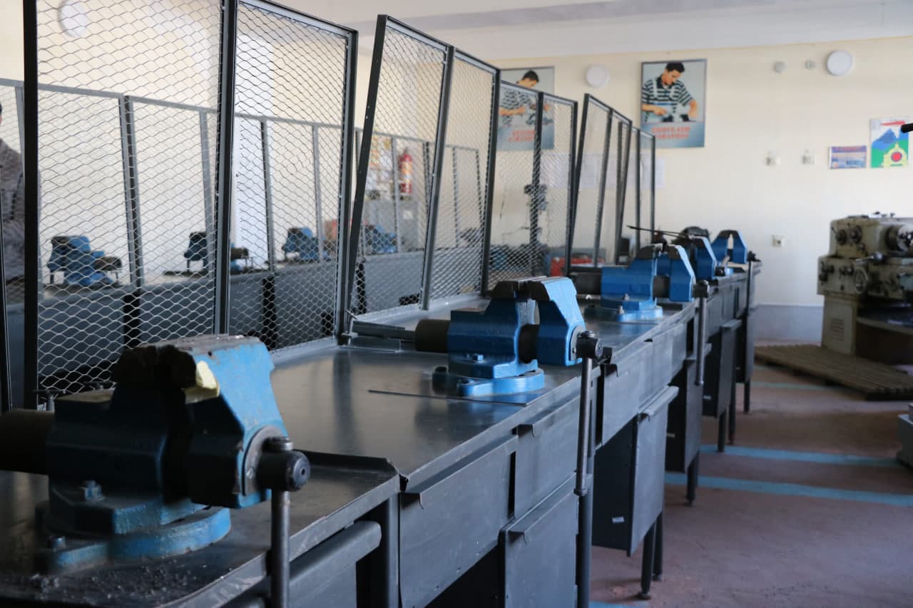Vazir o‘rinbosari Xonobodda yoshlarni kasb-hunarga yo‘naltirish, tadbirkorlikni kengaytirish va oilaviy daromadlarni oshirish uchun mavjud imkoniyatlar bilan tanishdi