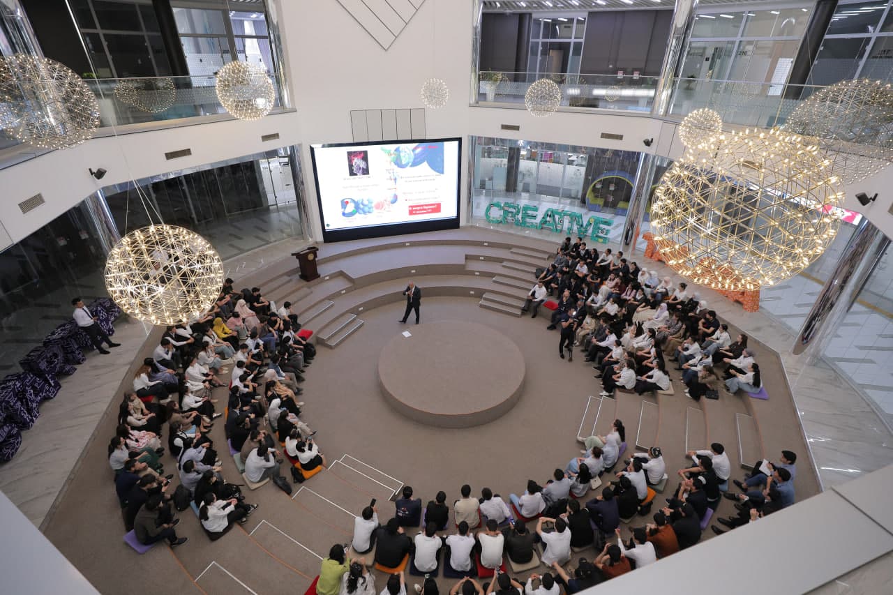 Xalqaro kosmonavtika kunida faxriy akademiklar talabalar bilan uchrashdi