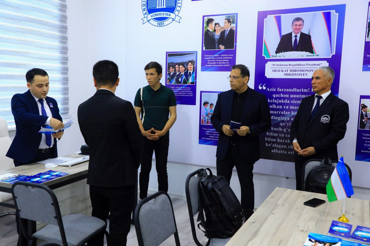 Vazir Andijonda "Kelajakka qadam" loyihasi doirasida yoshlar bilan uchrashdi