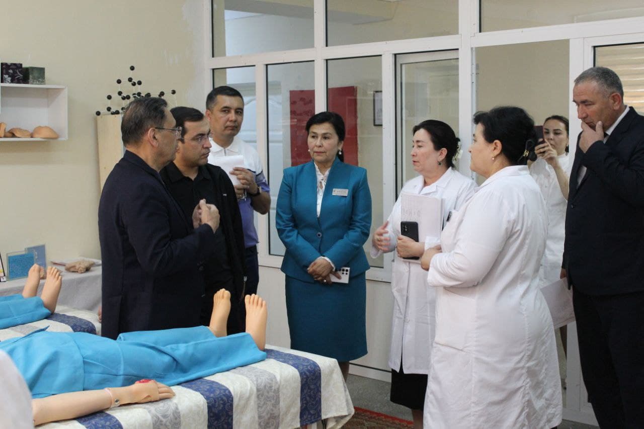 Vazir Urganchdagi Jamoat salomatligi texnikumi faoliyati bilan tanishdi