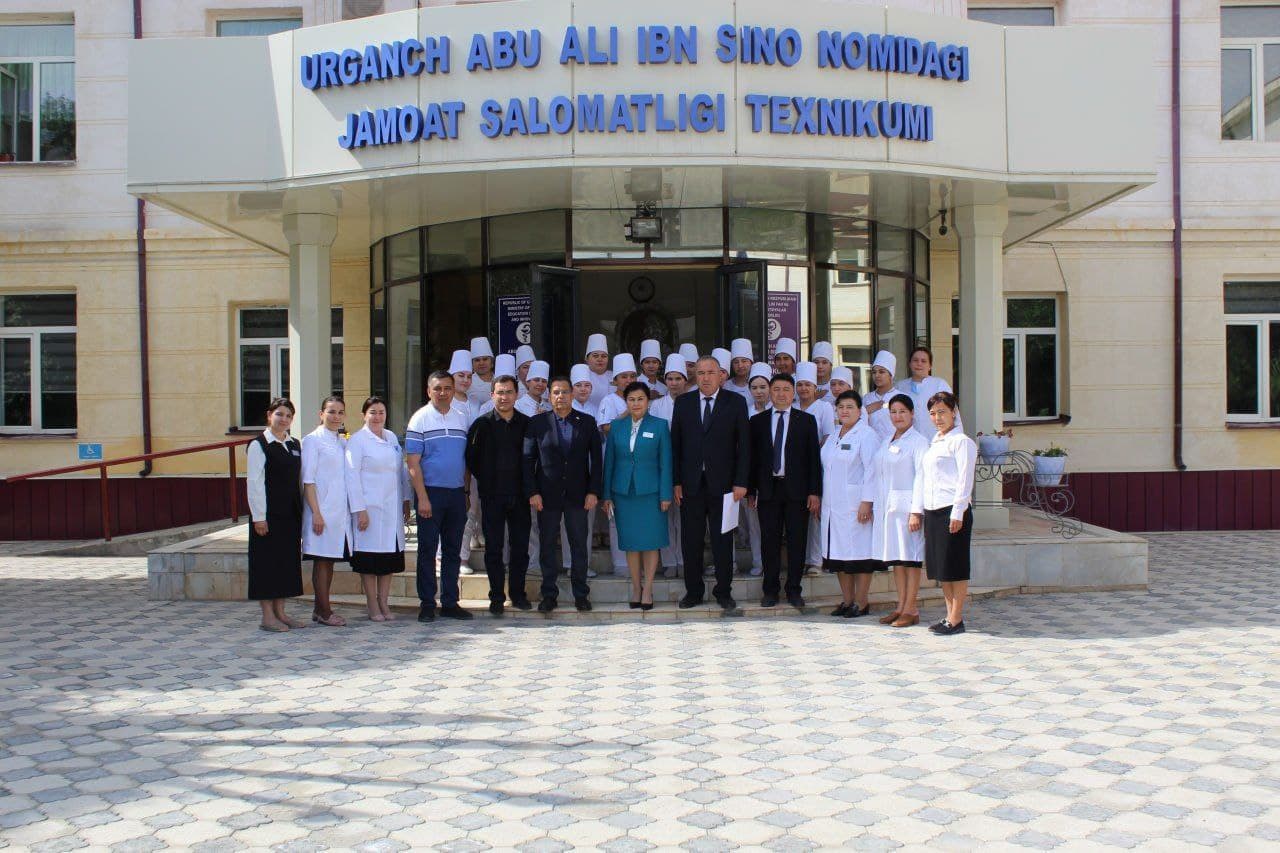 Vazir Urganchdagi Jamoat salomatligi texnikumi faoliyati bilan tanishdi