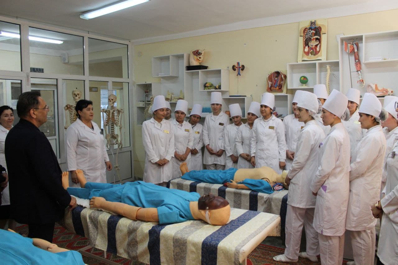 Vazir Urganchdagi Jamoat salomatligi texnikumi faoliyati bilan tanishdi