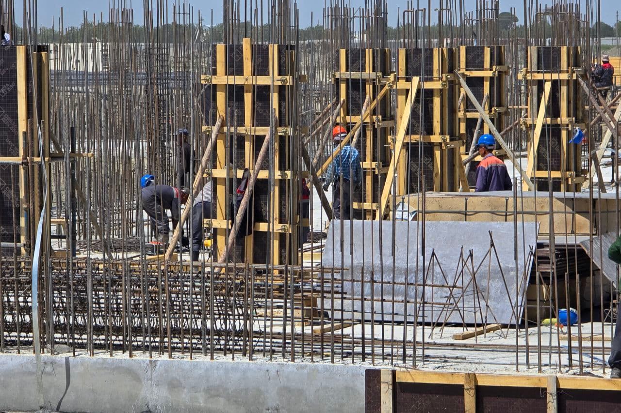 Buxoro davlat universitetining yangi kampusi qurilishi joyiga chiqib o‘rganildi