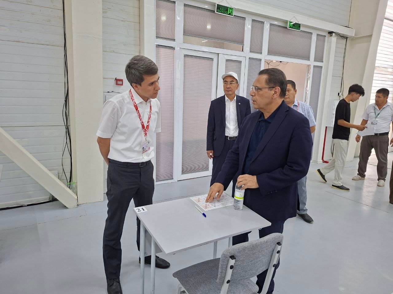 Vazir Nukus shahridagi test sinovlari jarayoni va politexnikum faoliyati bilan yaqindan tanishdi