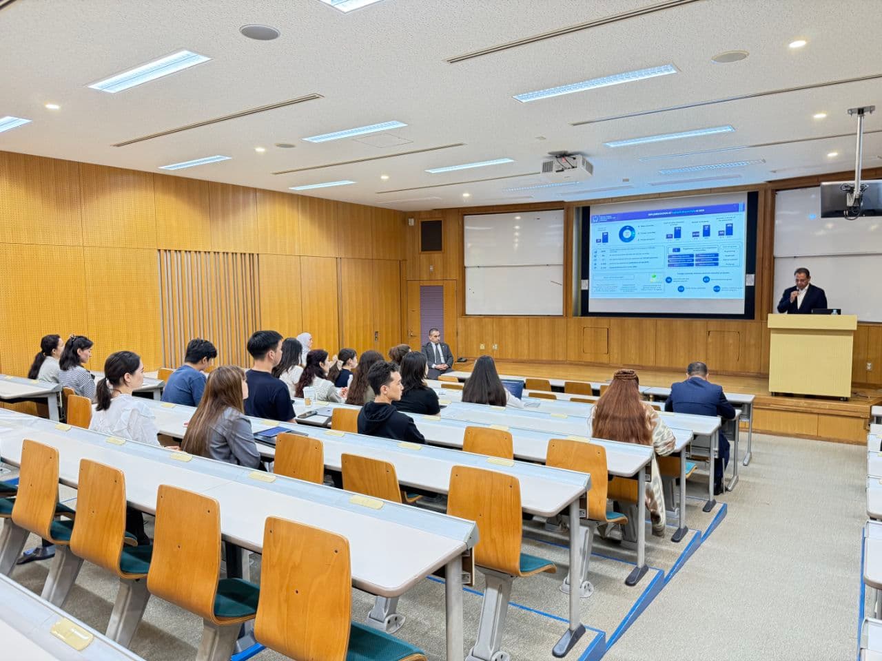 Vazir Yaponiyada yoshlar bilan uchrashdi