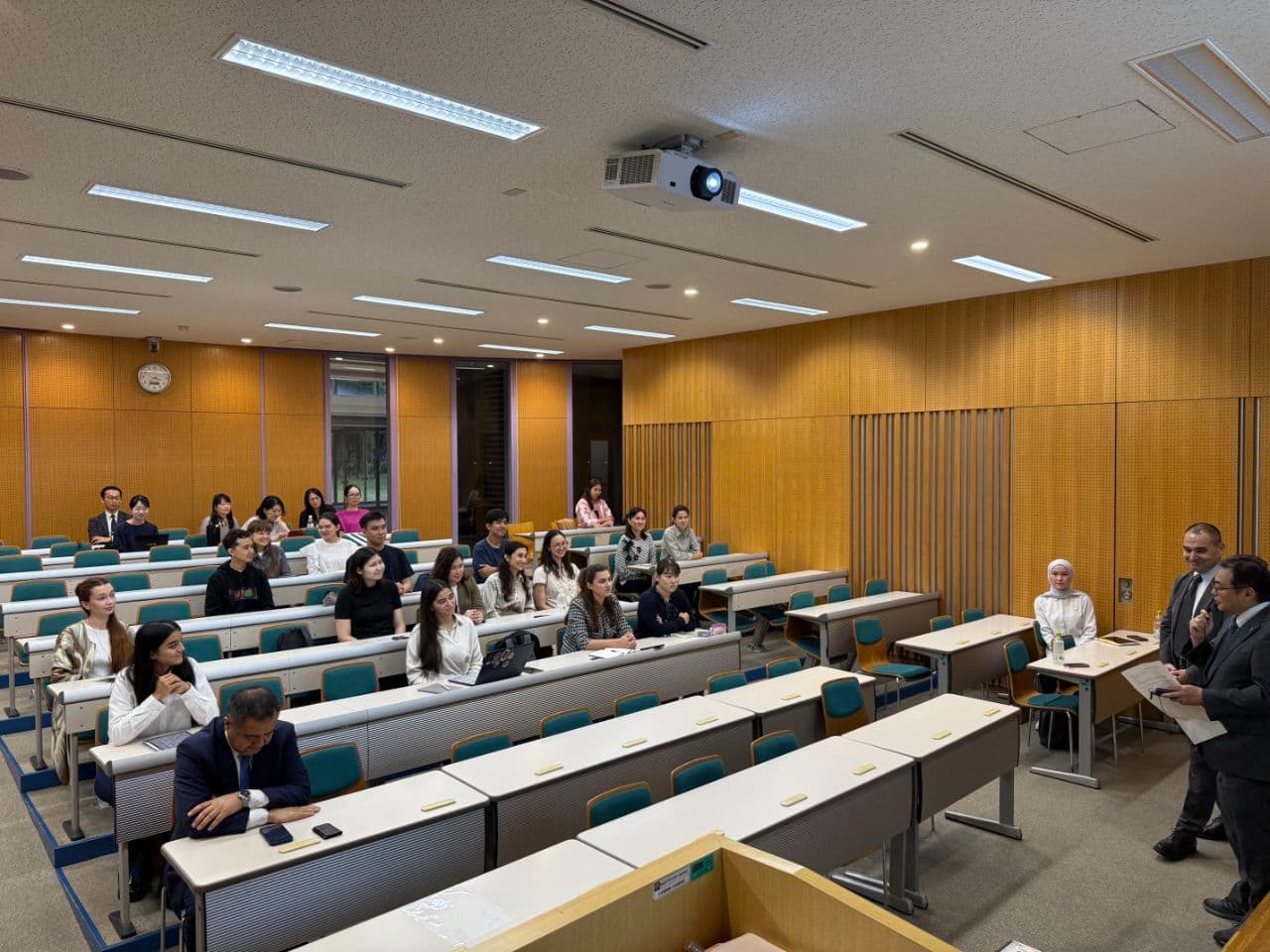 Vazir Yaponiyada yoshlar bilan uchrashdi