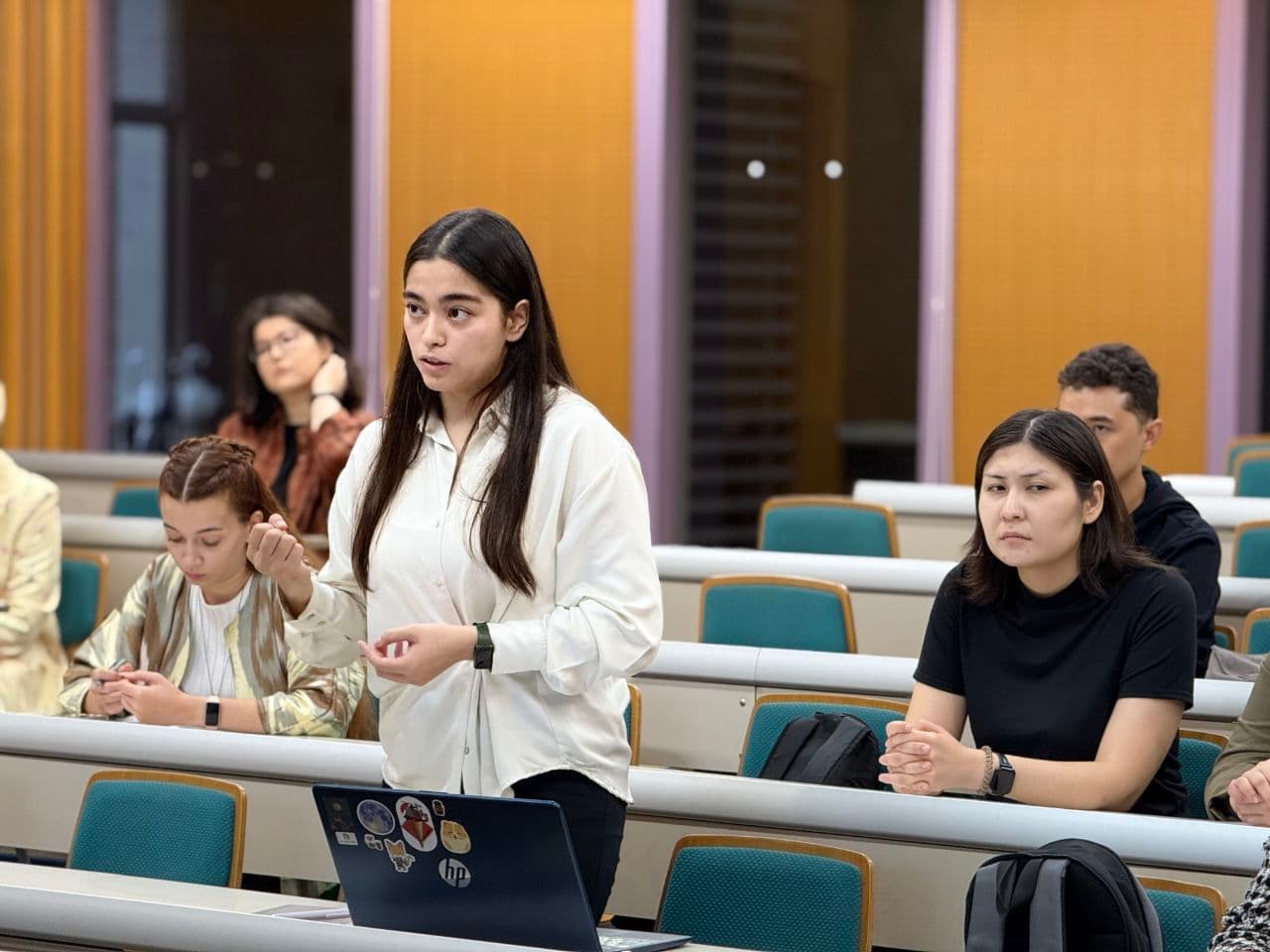 Vazir Yaponiyada yoshlar bilan uchrashdi