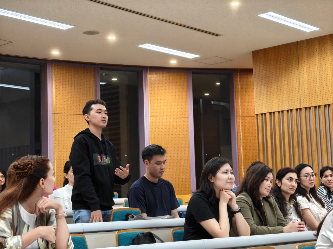 Vazir Yaponiyada yoshlar bilan uchrashdi