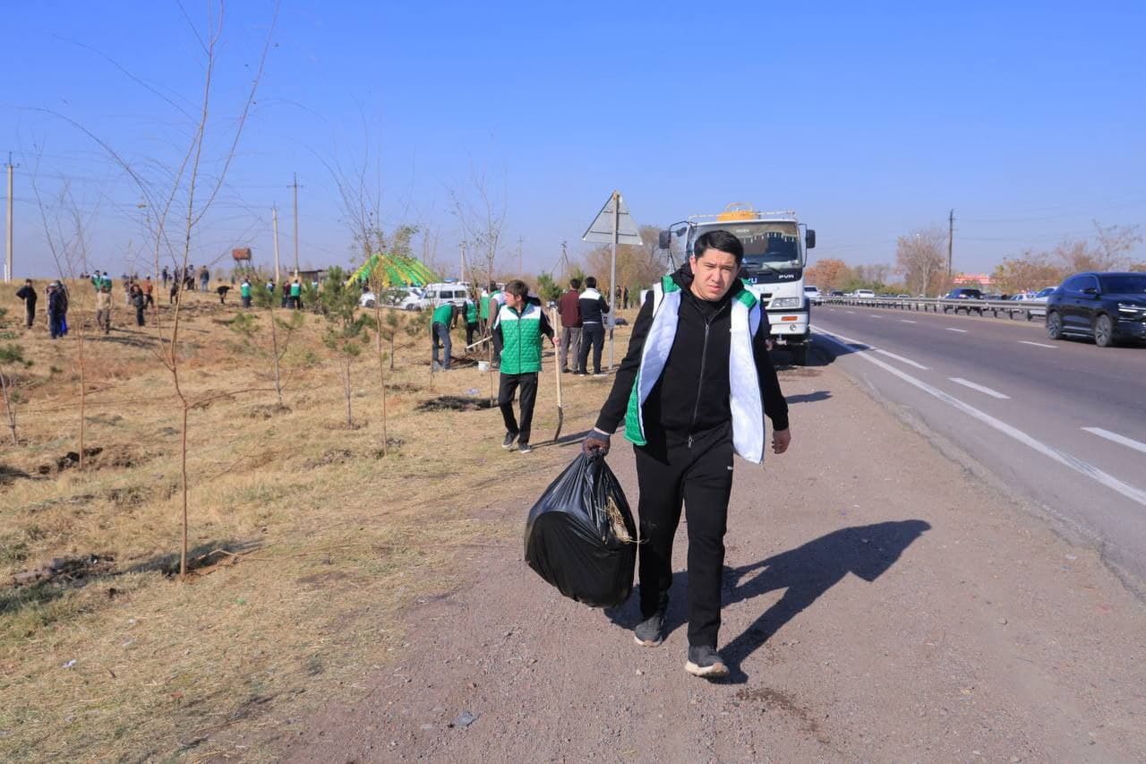 “Yashil makon” loyihasi doirasida: vazirlik jamoasi ekologik hasharda faol ishtirok etdi