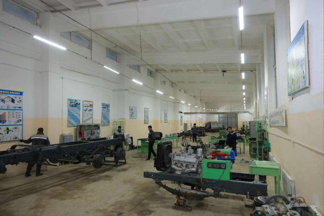 Vazir Samarqandda mahallalarni rivojlantirish boʻyicha talabalar loyihalari bilan tanishdi