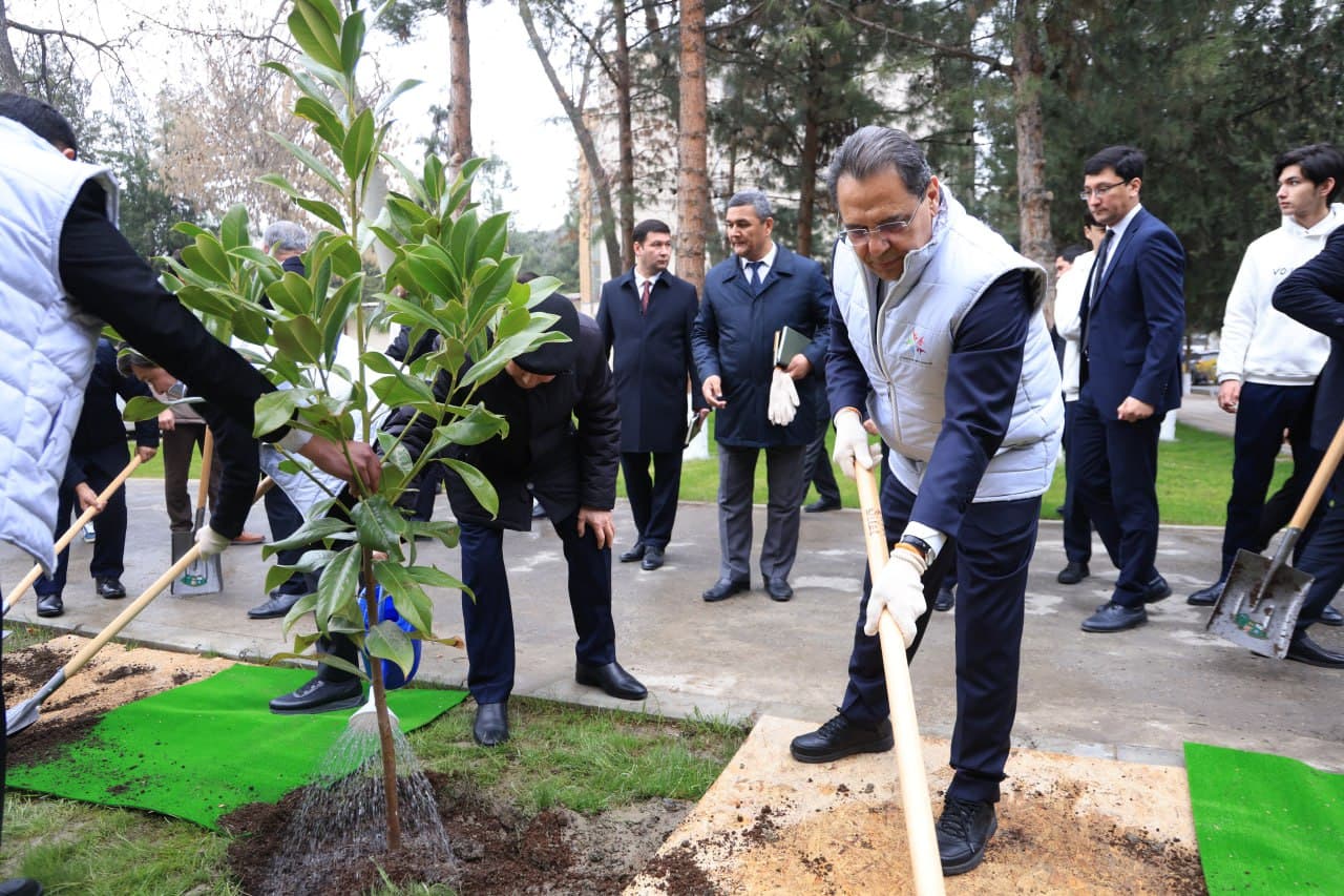 Winner of the “Green University” Competition Awarded a BYD Chazor Electric Vehicle