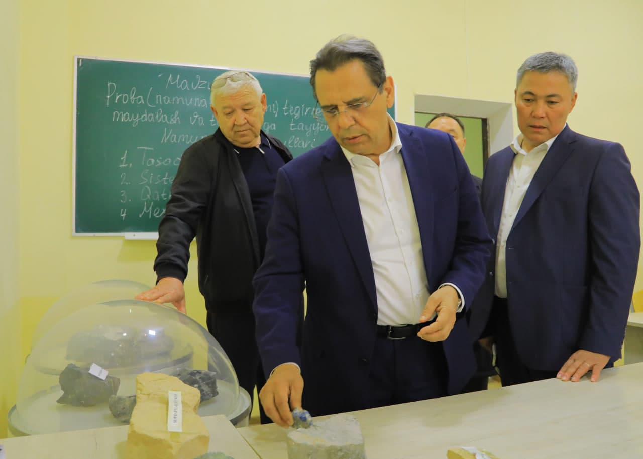 Vazir Qoraqalpoq davlat universitetida yoshlar uchun yaratilgan sharoitlar bilan tanishdi