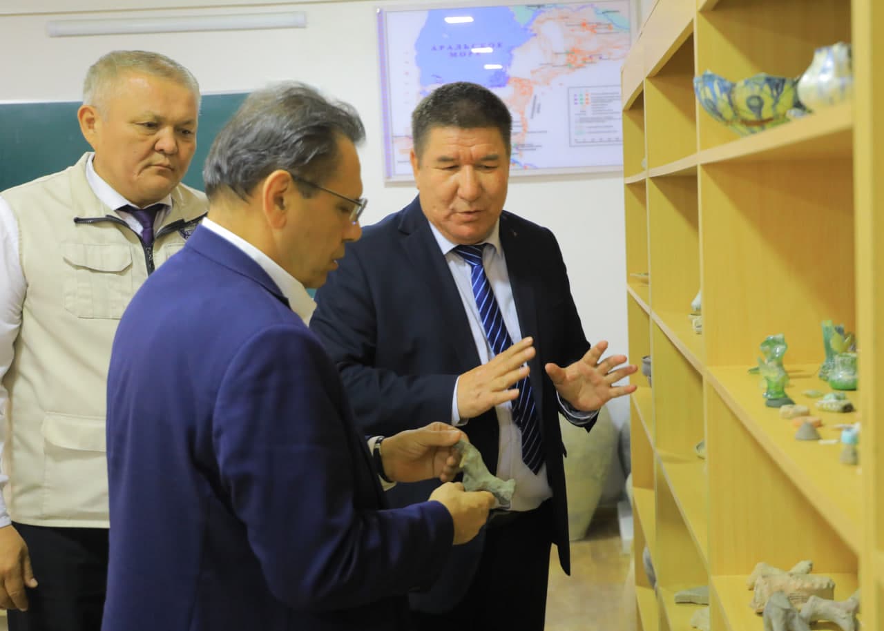 Vazir Qoraqalpoq davlat universitetida yoshlar uchun yaratilgan sharoitlar bilan tanishdi