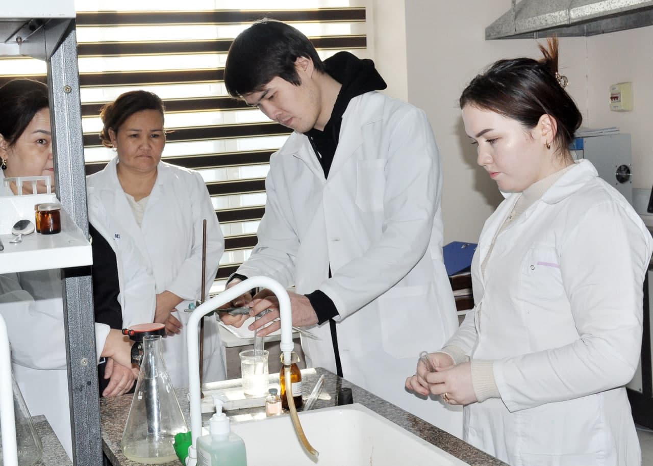 Vazir Qoraqalpoq davlat universitetida yoshlar uchun yaratilgan sharoitlar bilan tanishdi