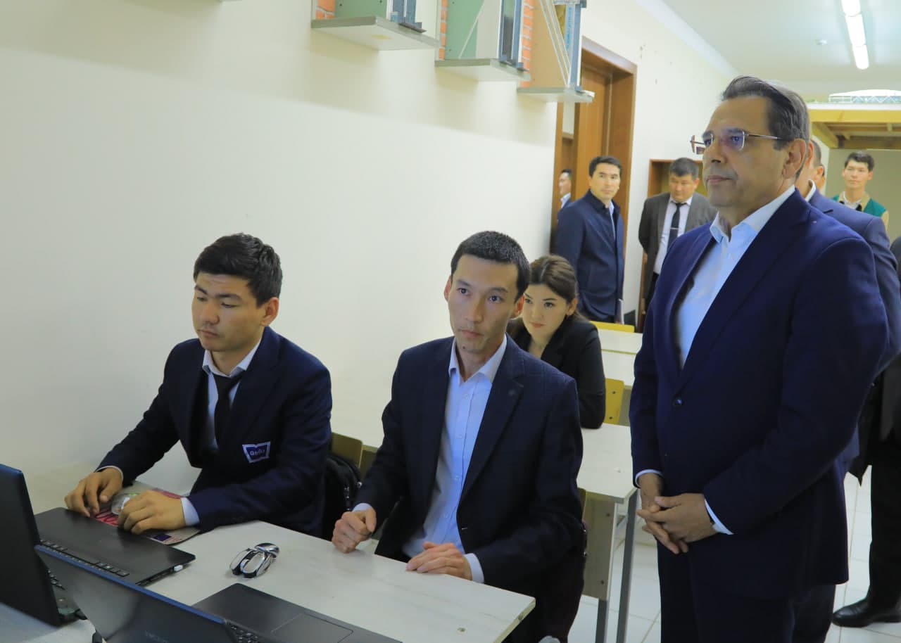 Vazir Qoraqalpoq davlat universitetida yoshlar uchun yaratilgan sharoitlar bilan tanishdi